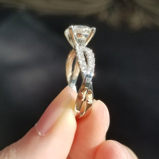 Anillo de compromiso con solitario y cuerpo dividido de moissanita de forma redonda de 1,30 quilates