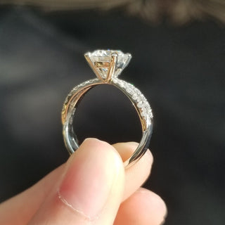 Anillo de compromiso con solitario y cuerpo dividido de moissanita de forma redonda de 1,30 quilates