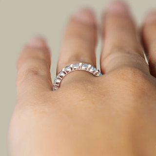 Alliance de mariage en diamants sertis de barres de moissanite à coupe ronde pour elle 