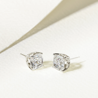 Boucles d'oreilles en or 18 carats avec diamants taille coussin et moissanite sertie de tulipes