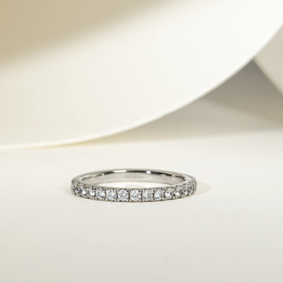 Alliance de mariage en diamants à pavé festonné et moissanite à taille ronde 