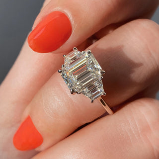 Bague de fiançailles à trois pierres en moissanite en forme d'émeraude de 1,91 ct