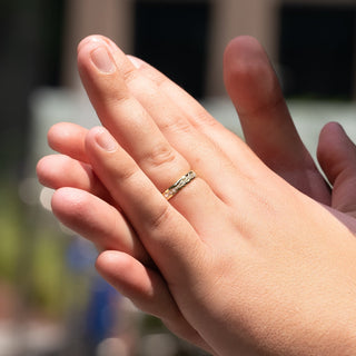 Alianza de boda con corte redondo de moissanita y forma de rama de cigarro para hombre 