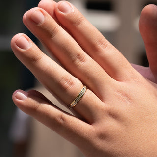 Alliance de mariage pour homme en forme de cigare avec moissanite à coupe ronde 