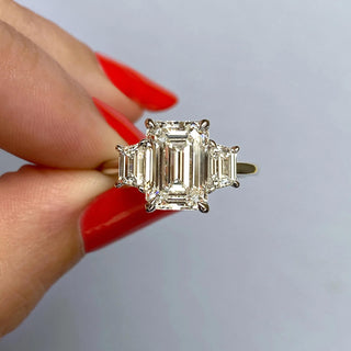 Bague de fiançailles à trois pierres en moissanite taille émeraude de 1,91 ct