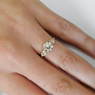 Bague de fiançailles solitaire en diamant et moissanite ronde à trois pierres de 1,58 ct