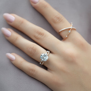 Bague de fiançailles de style halo caché avec diamant CVD taille coussin allongé de 2,0 à 4,0 ct