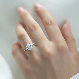 Bague de fiançailles de style halo caché avec diamant CVD taille coussin allongé de 2,0 à 4,0 ct