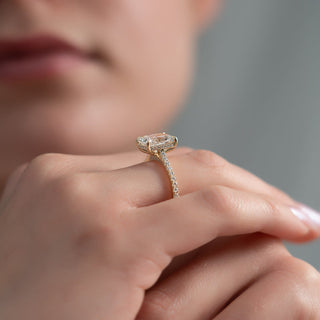 Anillo de compromiso con halo oculto de diamantes CVD radiantes de 1,0 a 3,0 con engaste pavé