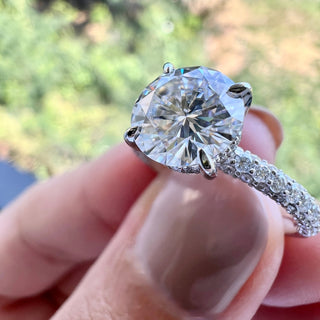 Bague de fiançailles à trois diamants en moissanite à taille ronde de 1,50 ct 