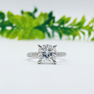 Bague de fiançailles en moissanite pavée avec halo caché coussin de 1,7 ct