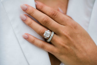 Anillo de compromiso de tres piedras con diamantes de moissanita Asscher de 4,10 quilates en oro blanco de 14 quilates