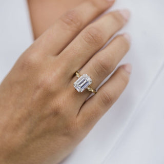 Bague de fiançailles en moissanite milgrain avec solitaire émeraude de 4,10 ct