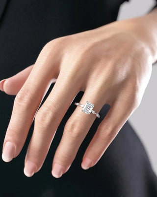 Bague de fiançailles avec halo caché en forme d'émeraude de 2,0 à 4,0 ct