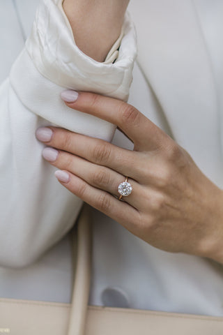 Anillo de compromiso solitario con diamante de moissanita de cuatro puntas y forma redonda de 3,0 quilates