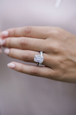 Bague de fiançailles solitaire émeraude 5,50 ct avec halo caché en moissanite