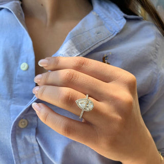 Anillo de compromiso con diamantes de moissanita pavé con halo de talla pera de 1,50 quilates