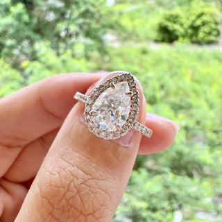 Bague de fiançailles en moissanite taille poire de 2,1 ct avec halo pavé