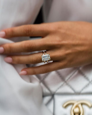 Bague de fiançailles à double bande avec solitaire émeraude et moissanite de 5,9 ct