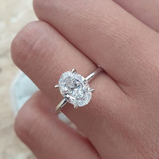 Anillo de compromiso solitario con diamante de moissanita ovalado de 2,0 ct para mujer en oro blanco de 14 quilates 