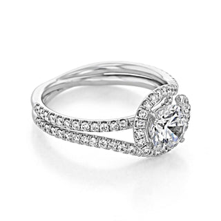 Bague de fiançailles solitaire en moissanite à 4 griffes et halo à taille ronde de 1,28 ct 