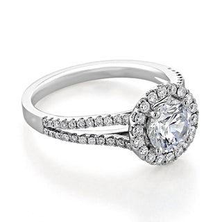 Bague de fiançailles en moissanite à tige fendue et halo à taille ronde de 1,28 ct 