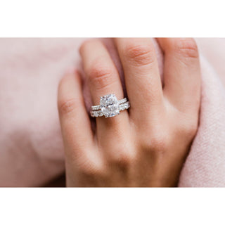 Bague de fiançailles solitaire allongée en forme de coussin de 5,0 ct avec halo caché et pavé de moissanite