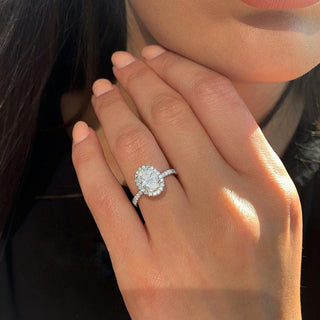 Bague de fiançailles en moissanite de style halo à taille ovale de 2,72 ct