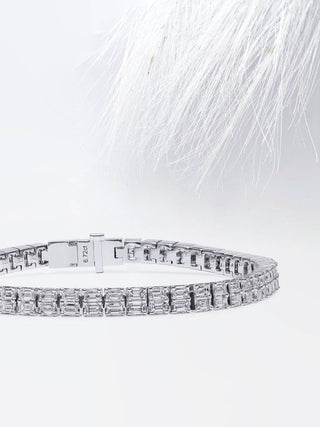 Bracelet tennis à deux rangs en or blanc avec moissanite taille émeraude et diamants