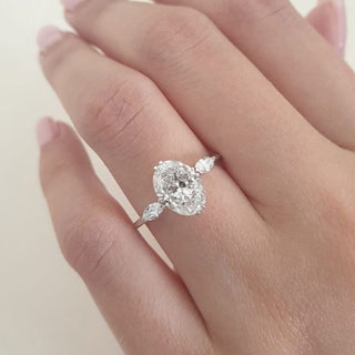 Bague de fiançailles à griffes doubles en diamant et moissanite ovale à trois pierres de 2,0 ct