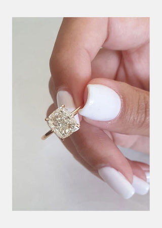 Anillo de compromiso con halo oculto de moissanita de talla cojín de 2,92 ct 