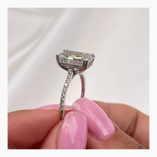 Anillo de compromiso con diamantes pavé G-VS de 5,02 ct y esmeralda