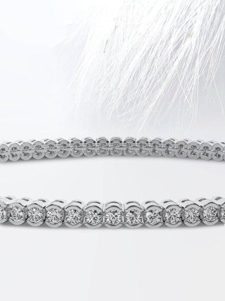 Bracelet tennis en or blanc 14 carats avec diamants et moissanite ronde à demi-lunette