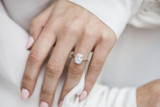 Bague de fiançailles solitaire allongée en forme de coussin avec halo caché en moissanite de 3,20 ct