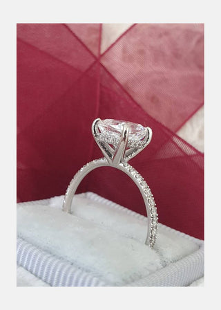 Anillo de compromiso de oro de 14 quilates con diamante de moissanita de talla cojín de 2,0 ct 