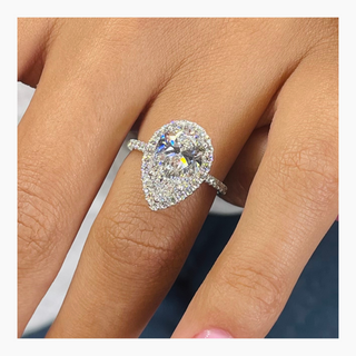 Anillo de compromiso con diamantes en forma de pera F-VS de 2,51 ct con engaste de halo y pavé