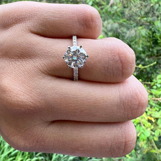 Bague de fiançailles avec solitaire à taille ronde et pavé de moissanite de 1,85 ct