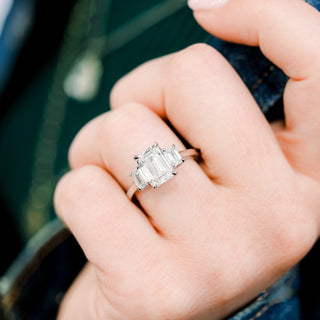 Bague de fiançailles à trois pierres avec diamants en moissanite taille émeraude de 2,0 ct 