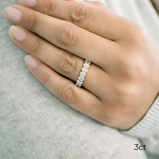 Alliance de mariage à éternité complète en moissanite à taille ovale 