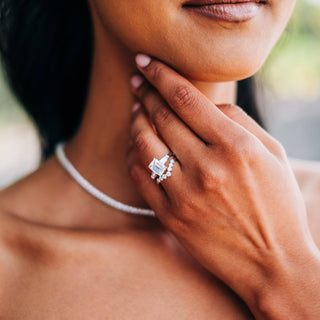 Anillo de compromiso con diamantes de moissanita de tres piedras con corte esmeralda de 3,0 quilates 