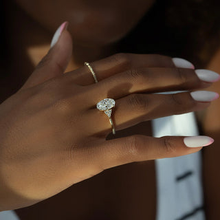 Anillo de compromiso con diamantes en forma de cono de diamante de corte ovalado de 2,0 a 4,0 quilates