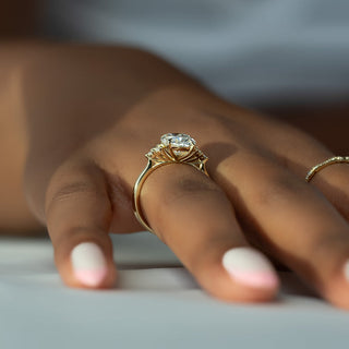 Anillo de compromiso con diamantes en forma de cono de diamante de corte ovalado de 2,0 a 4,0 quilates