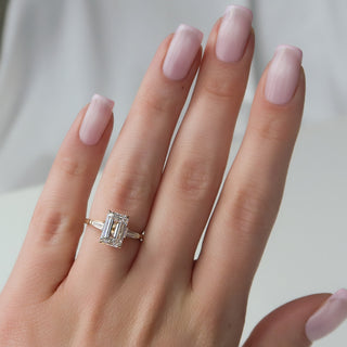 Bague de fiançailles à trois pierres avec diamants CVD taille émeraude de 2,0 à 4,0 ct