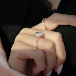 Bague de fiançailles de style halo caché et pavé avec diamant CVD taille coussin allongé de 2,0 à 4,0 ct