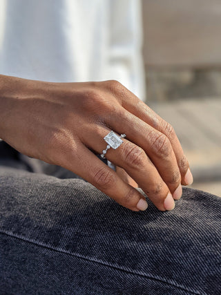 Anillo de compromiso con pavé delicado de diamantes cultivados en laboratorio de 3,2 ct con esmeralda G-VS1 