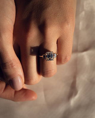 Anillo de compromiso con tres piedras de diamantes CVD y esmeralda de 2,0 a 3,42 quilates