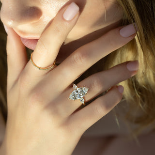 Anillo de compromiso con tres piedras de diamantes CVD en forma de marquesa de 2,0 a 4,0 quilates