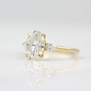 Bague de fiançailles en diamants à trois pierres en moissanite taille ovale de 3,75 ct 