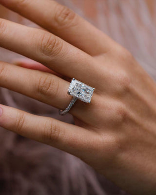 Bague de fiançailles en moissanite pavée sur trois côtés de 7,70 ct