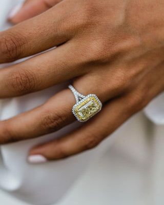 Anillo de compromiso con moissanita radiante de color hielo triturado canario de 3,55 quilates